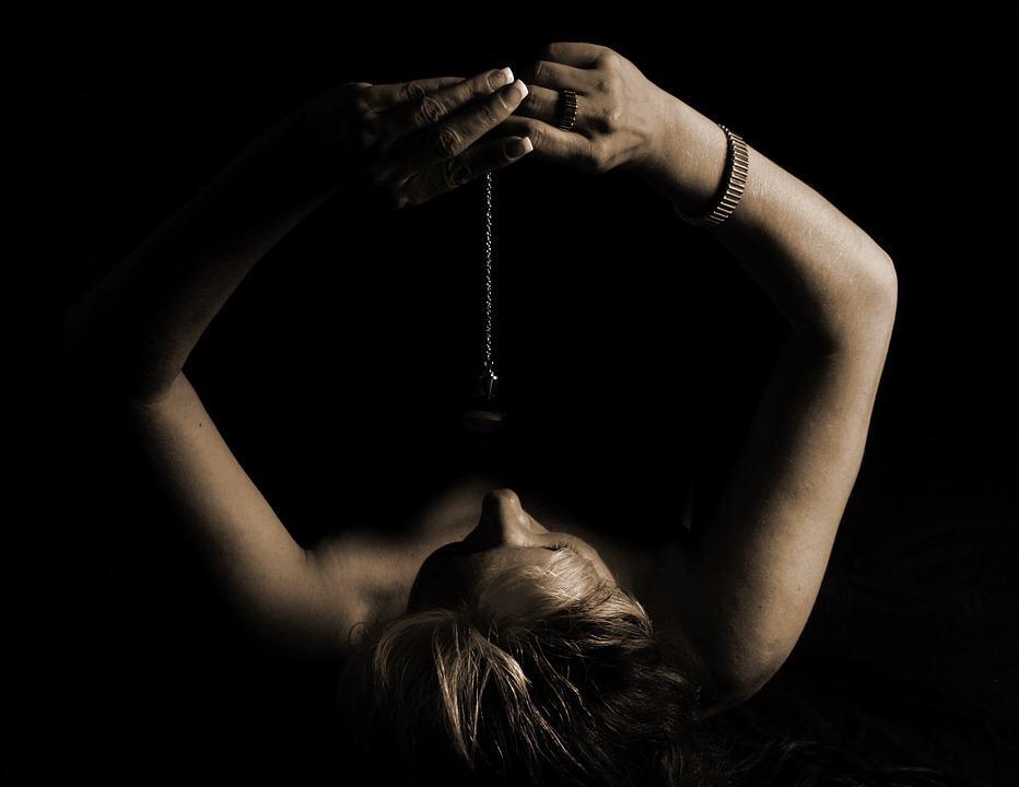 hipnoterapi-menyembuhkan-trauma-psikologi