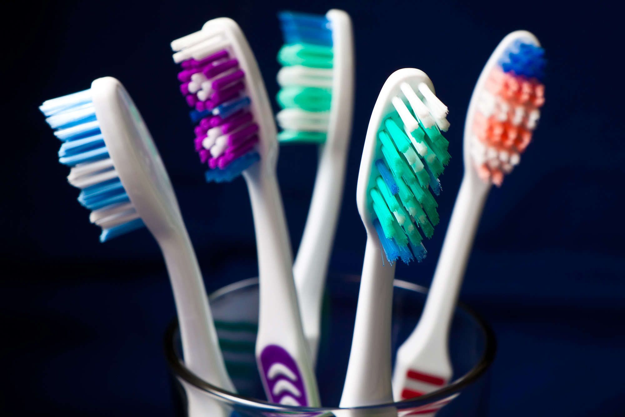 Choosing a Toothbrush: The Pros and Cons of Electric and Disposable