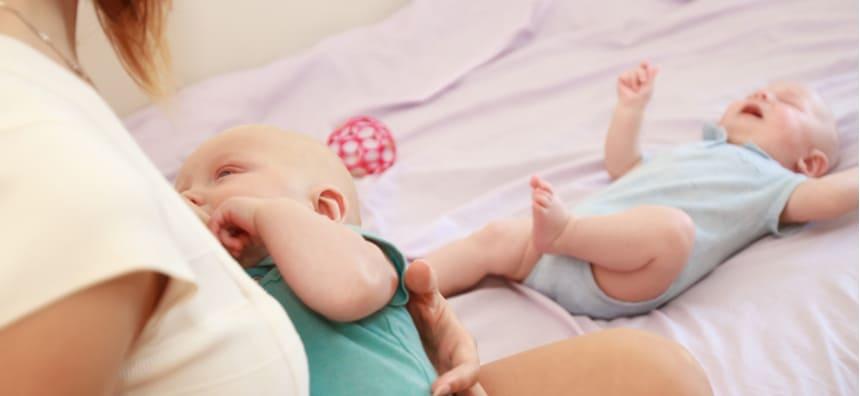 Ibu, Ini 5 Fakta Berkaitan Penyusuan Bayi Kembar Perlu Diketahui, Barulah Senang!