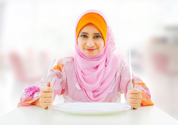 Di Bulan Ramadan, Makan Malam Sebaiknya Paling Lewat Pukul Berapa?