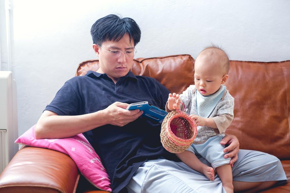 Mengapa Ibu Bapa Patut Mengehadkan Penggunaan Gajet Mereka