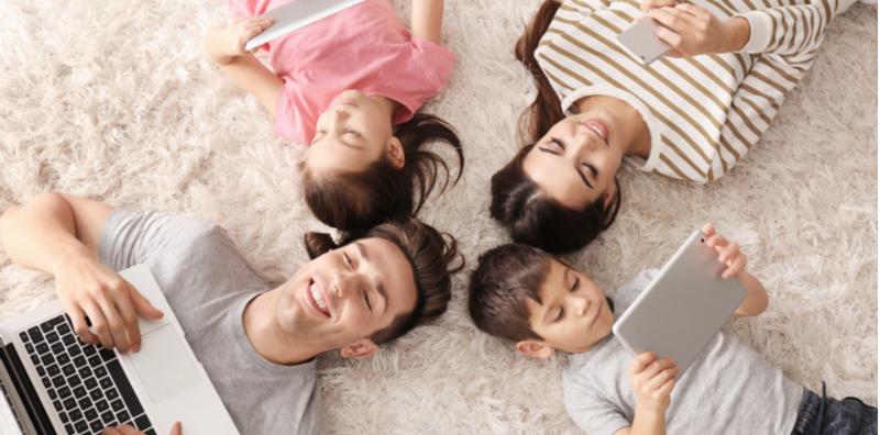 Gajet Melalaikan Anak Muda? Ketahui Manfaat Gadget Dan Mudaratnya!