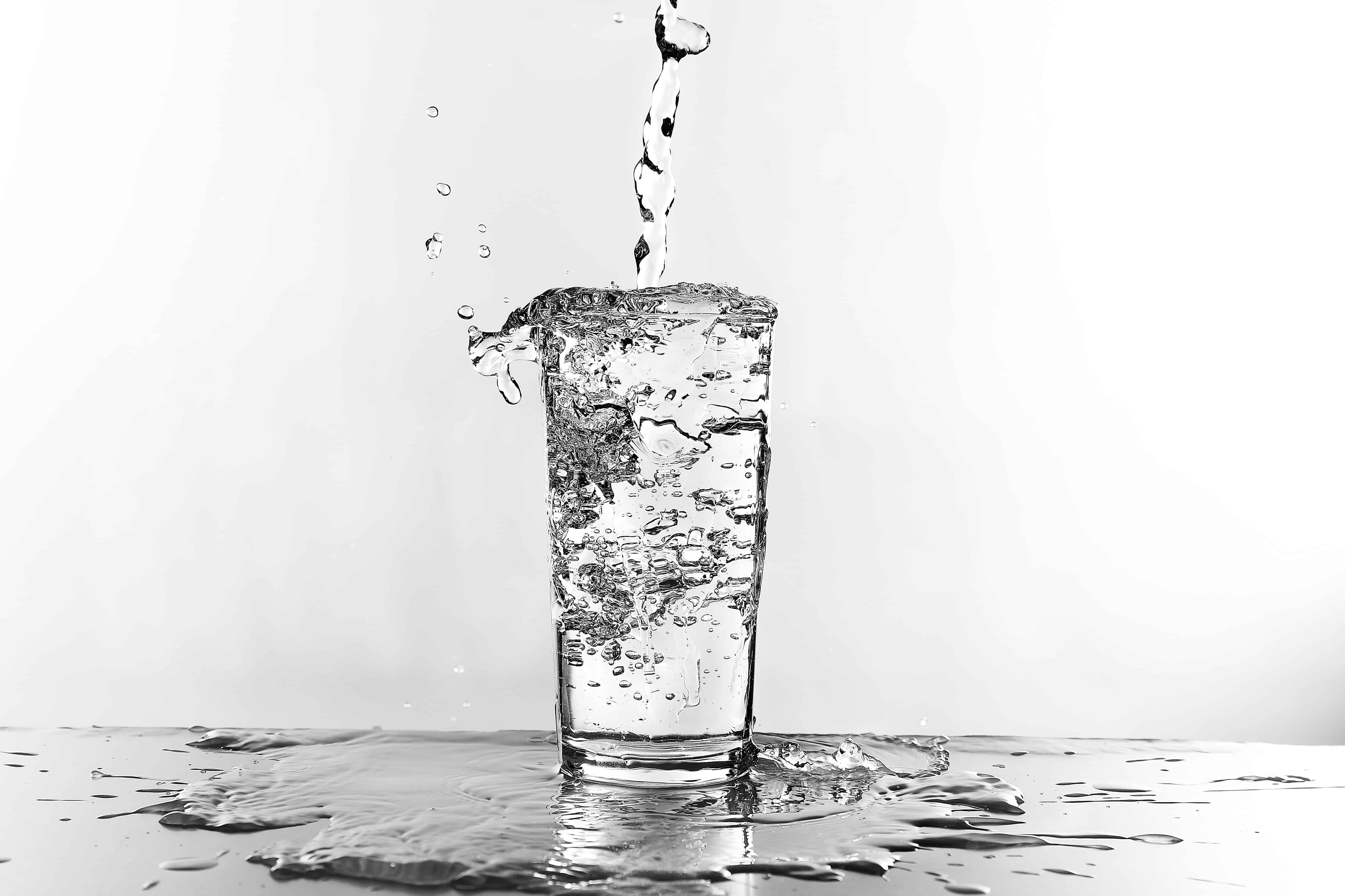 Mengapa Anda Perlu Minum Banyak Air Kosong