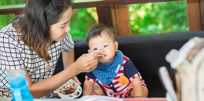 tanda-si-manja-bersedia-untuk-makanan-pertama-bayi