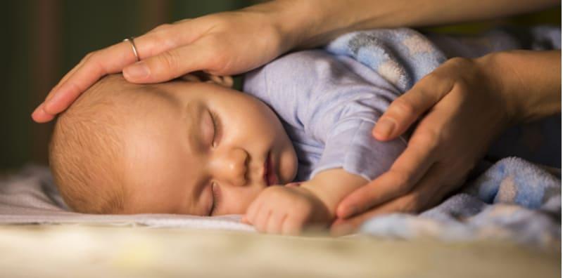 Bayi Kerap Terjaga Di Waktu Malam, Ibu Kena Lihat 5 Tanda Si Kecil Tak Cukup Tidur Ini