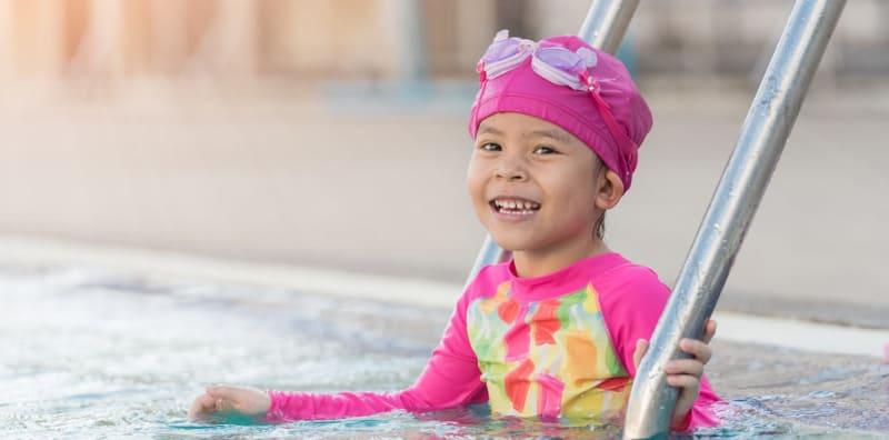 3 Sebab Mengapa Anda PERLU Mula Hantar Anak Belajar Berenang, Banyak Kebaikannya Pada Mereka!