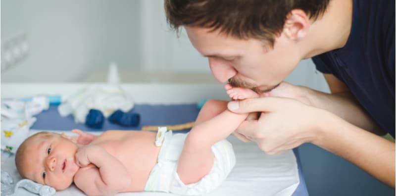 Suami Kena Tolong Sama Isteri Menjaga Bayi, Ini 4 Panduan Berguna Yang Boleh Ayah Praktiskan