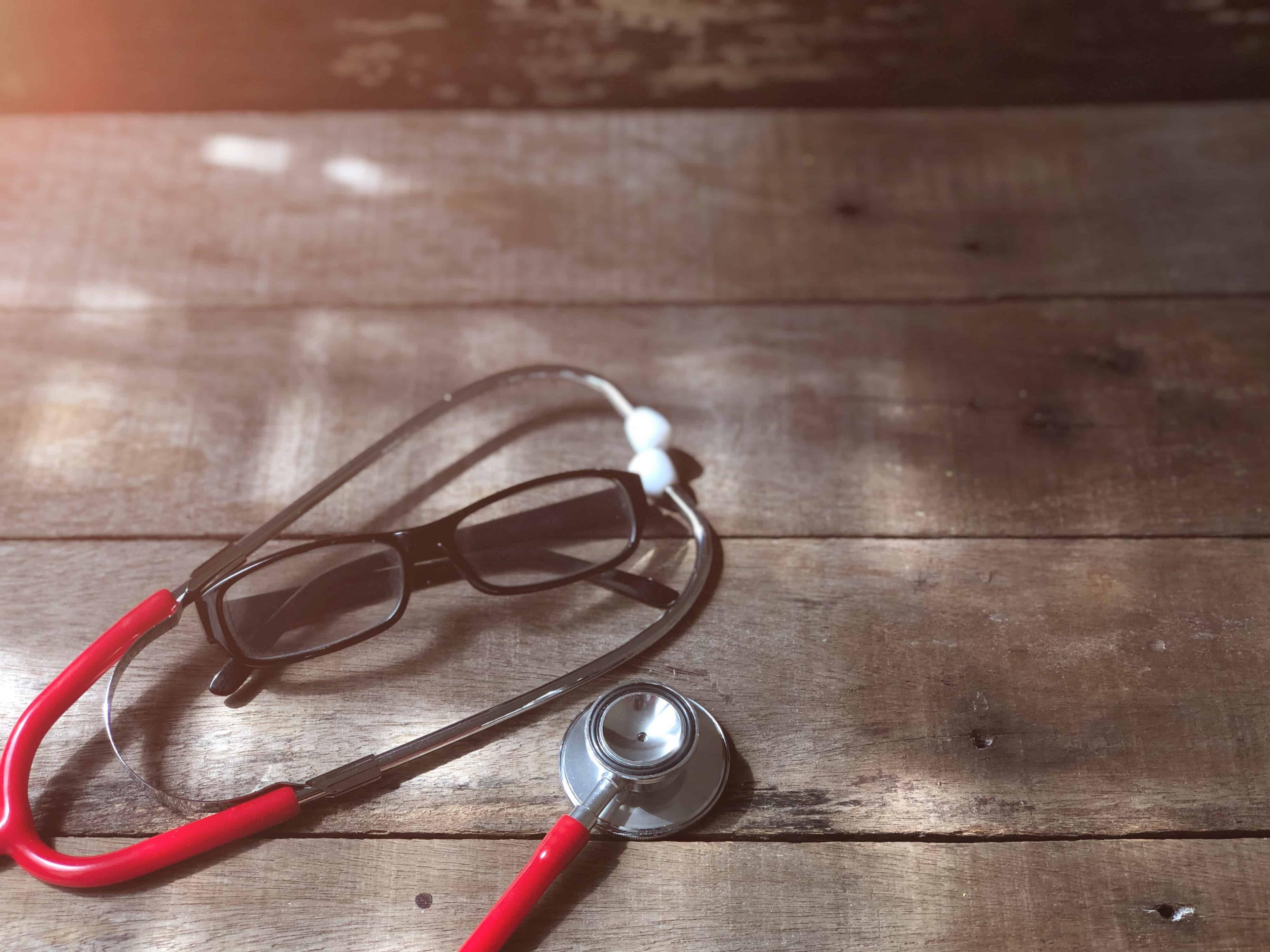 mengapa-doktor-sering-membawa-stetoskop-ke-mana-mana