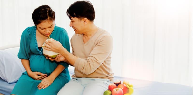 Takut Gugur, Benarkah Ibu Hamil Tak Boleh Minum Air Kelapa?
