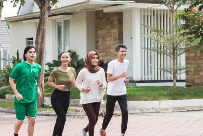 Cara Seronok untuk Kekal Sihat di luar Gimnasium dengan Rakan-rakan