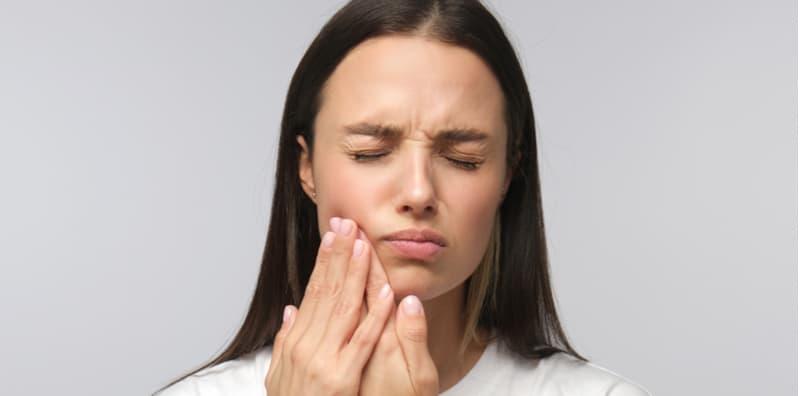 9 Cara Semulajadi Merawat Sakit Gigi Tanpa Jumpa Doktor