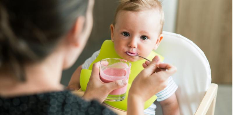 Selalu Tiup Makanan Bayi? BERHENTI Sekarang Sebelum Bahaya Terjadi Pada Si Manja!