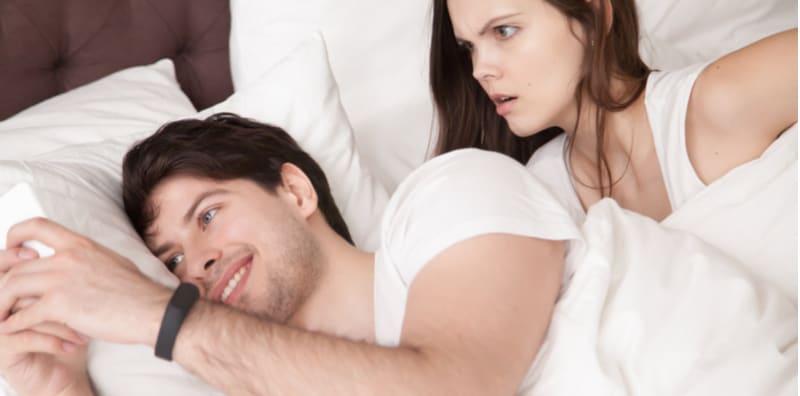 pasangan-tertangkap-menonton-pornografi-ketahui-apa-yang-patut-anda-lakukan