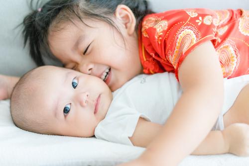 Mempersiapkan Anak Anda Menerima Kehadiran Adik Baharu