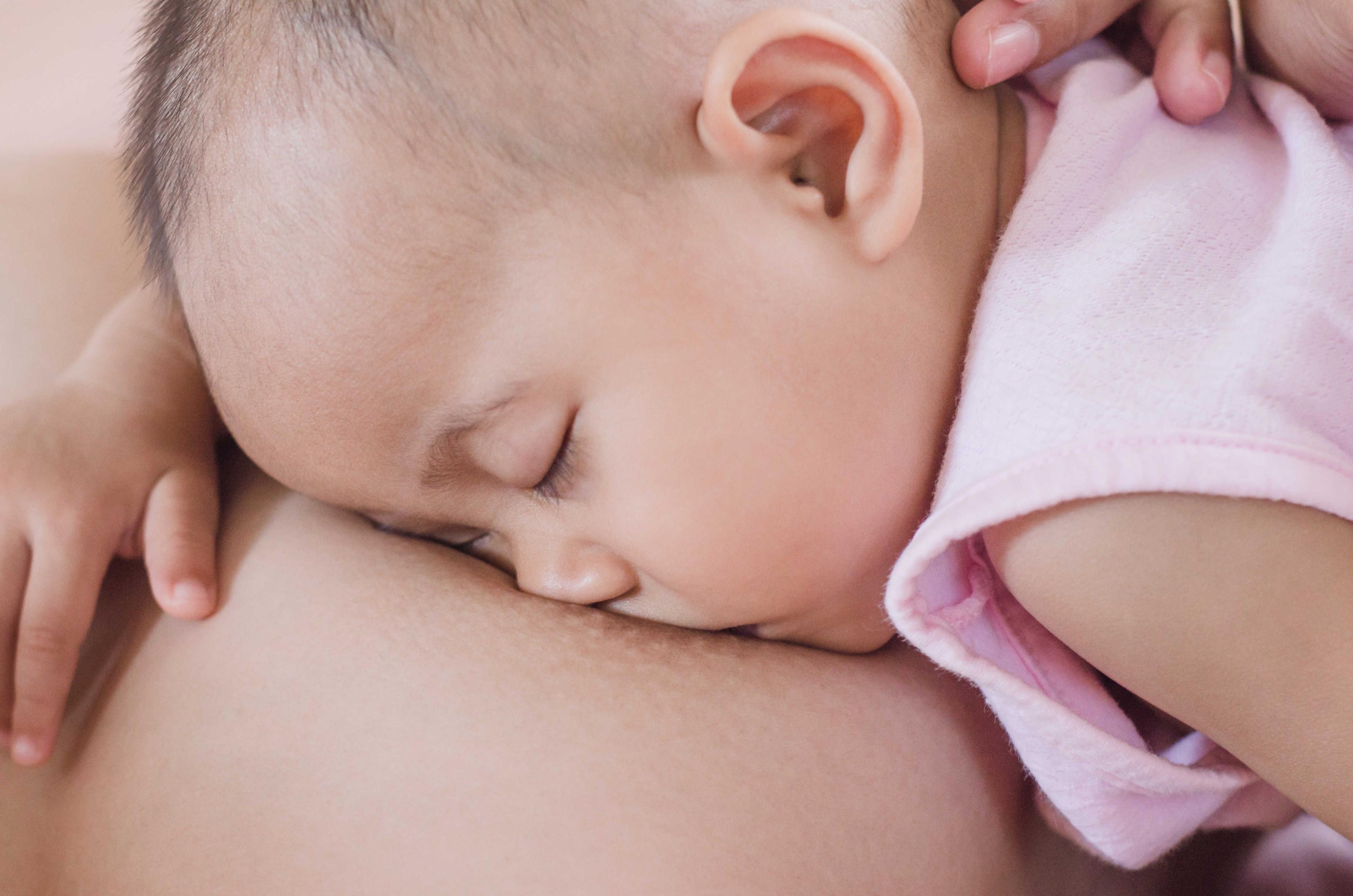 kolostrum-apakah-manfaatnya-kepada-bayi-anda