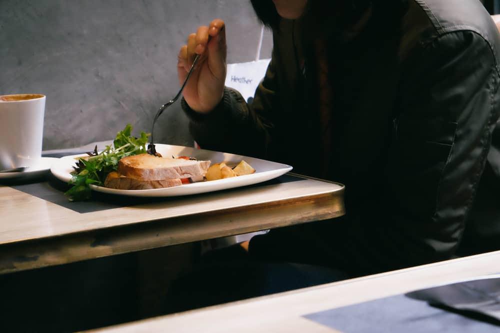 8 Tip Makan Seorang Diri Tanpa Rasa Lonely, Lebih-Lebih Ketika #StayAtHome Ini!