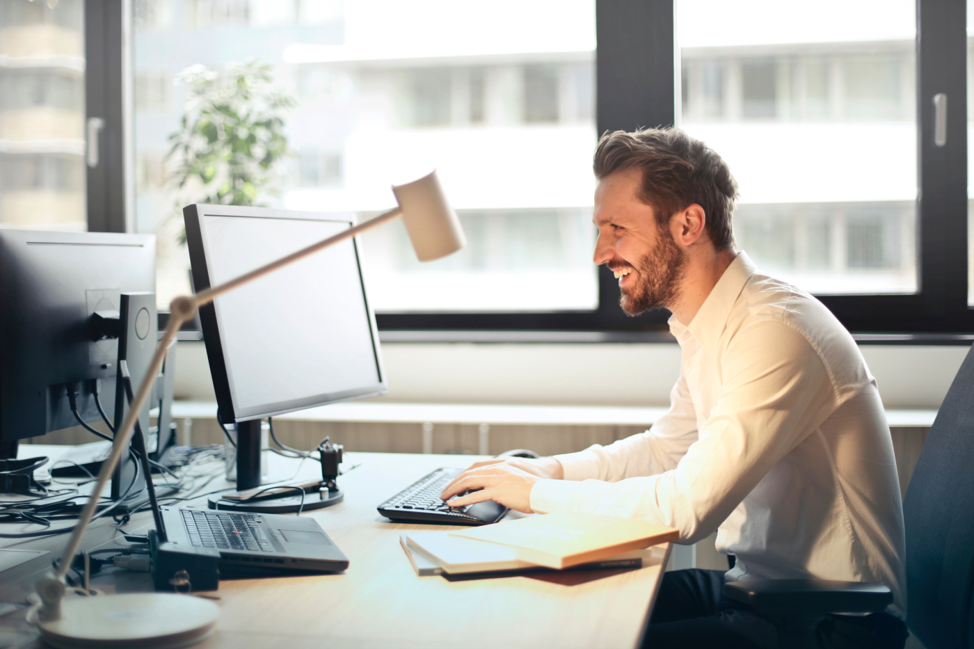 Stiff Neck at the Office? 7 Tips to Adjust Your Workstation