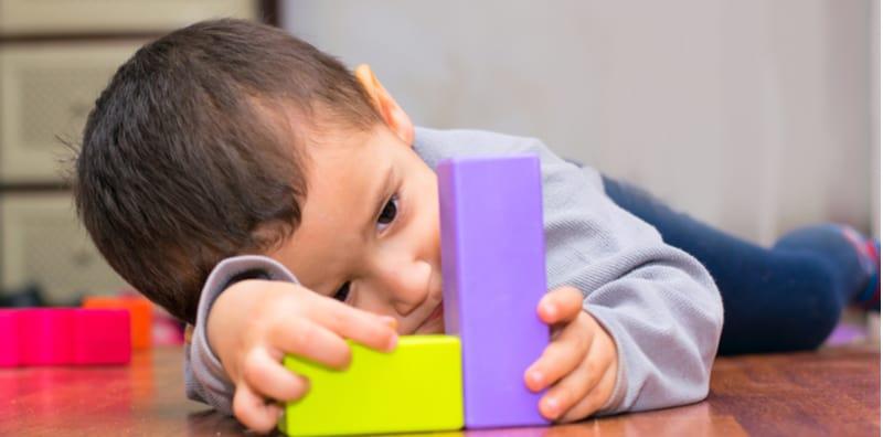 lambat-bercakap-tidak-bermakna-autism