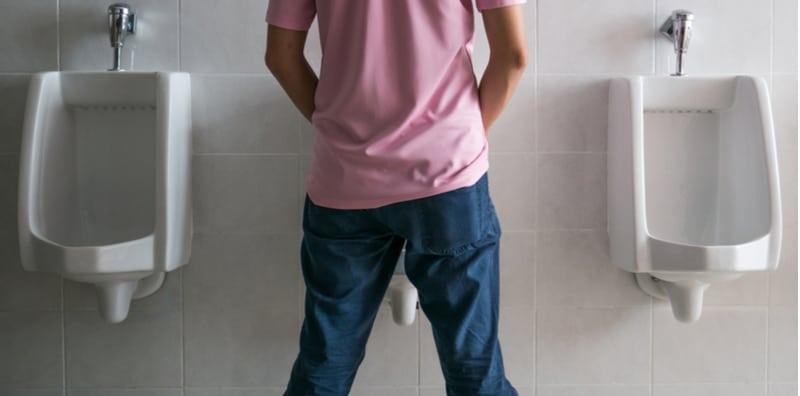 bahaya-kencing-berdiri