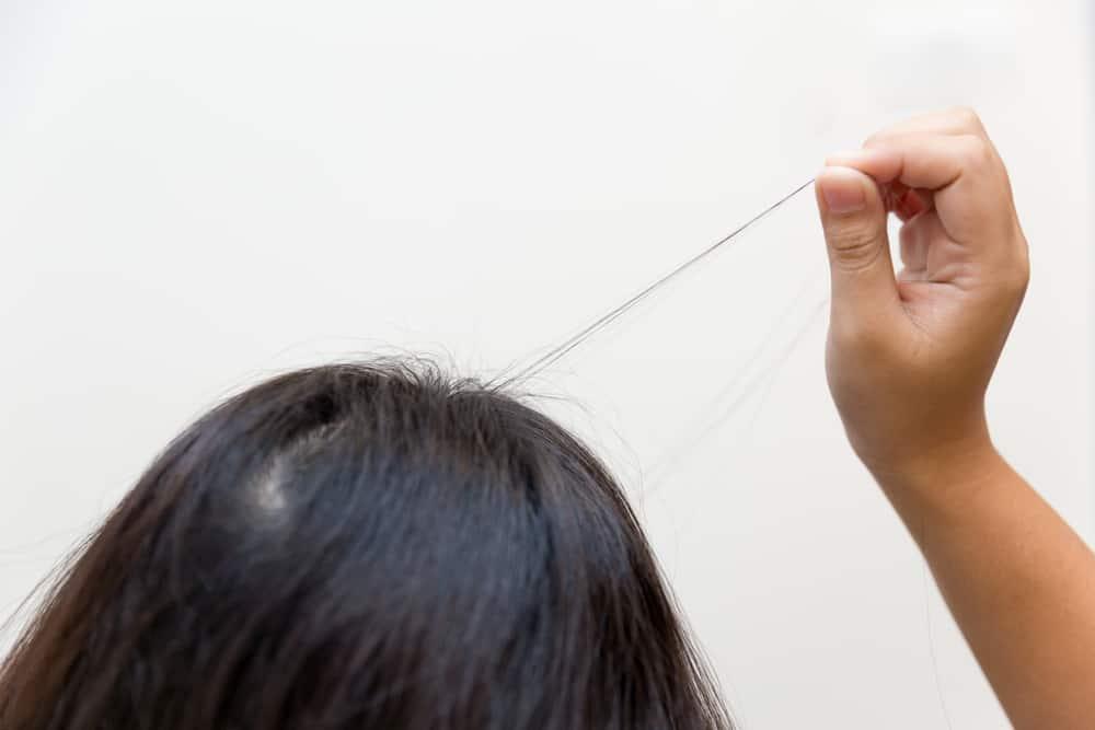 Selalu Suka Tarik Rambut Sendiri? Jaga-Jaga, Ia Mungkin Sebenarnya Tanda Gangguan Ini!