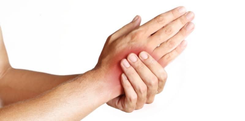 Rasa Sakit & Kebas Di Tapak Tangan? Ia Mungkin Tanda Sindrom Carpal Tunnel!