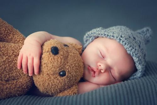 8 Tip Menidurkan Bayi Anda yang Baru Lahir