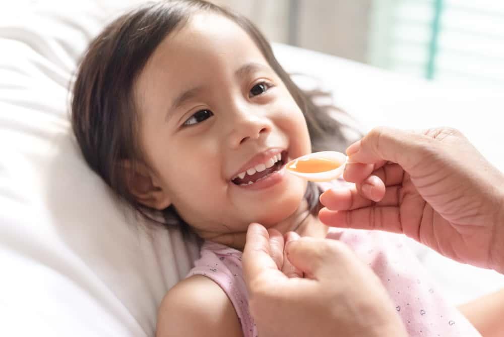 jangan-guna-sudu-untuk-beri-anak-ubat