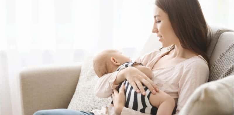 Elak Anak Perut Kembung? Mama, Ini Cara Berkesan Sendawakan Bayi Lepas Menyusu!