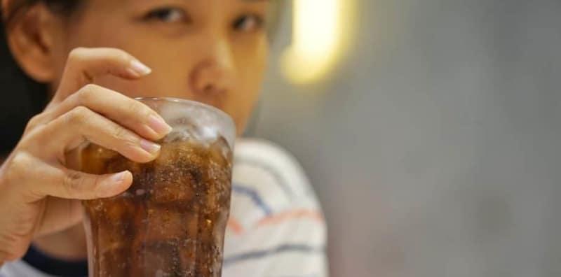 Anda Pasti Ingin Kurang Minum Minuman Berkarbonat Setelah Tahu Satu Benda Penting Ini!