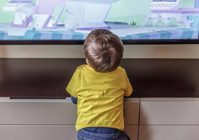 anak-suka-tengok-tv-dekat-tak-bahaya-ke