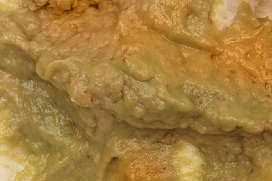 Berwarna hijau kecoklatan