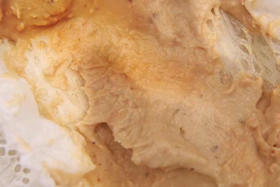 Berwarna kecoklatan serta pekat