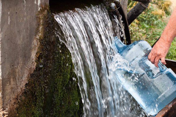 Pernah Nampak Orang Kumpul Air Daripada Tepi Bukit? Boleh Minum Terus Ke?
