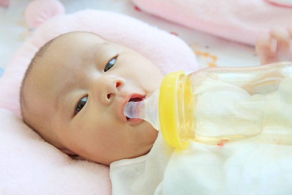 STOP! Berhenti Bagi Bayi Minum Air Masak, Mereka Tak Boleh Minum! Jom Ketahui Sebabnya