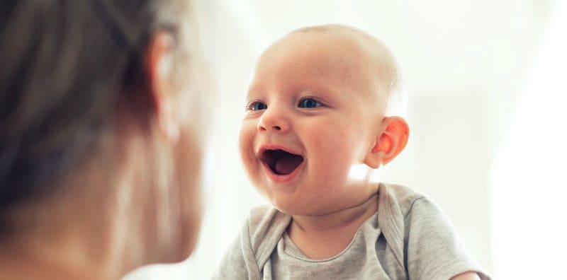 5 Sebab Kenapa Bayi Asyik Merenung Wajah Anda, Salah Satunya Kerana Anda Cantik!