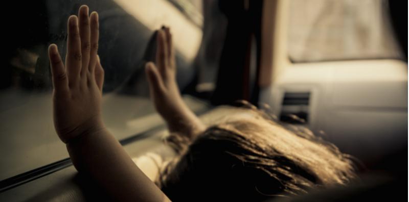 ALAMAK! Ada Budak Terperangkap Dalam Kereta, Apa Harus Anda Lakukan?