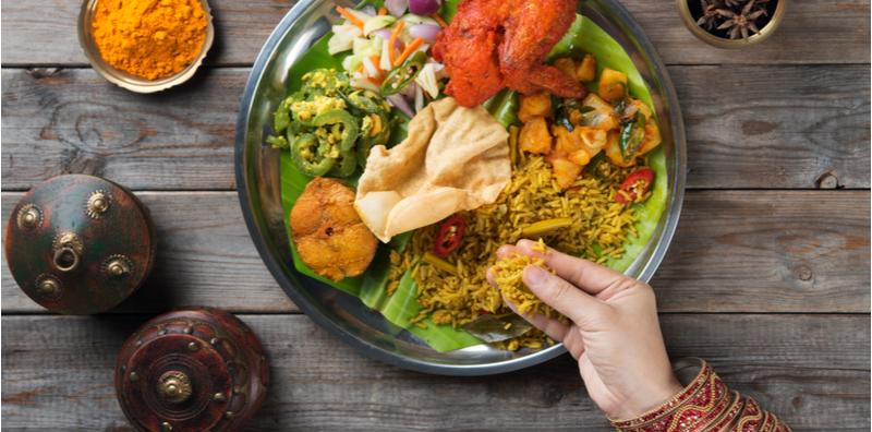 Suka Makan Pakai Tangan? Jangan Pelik, Ini Mungkin Punca Berat Badan Anda Naik!