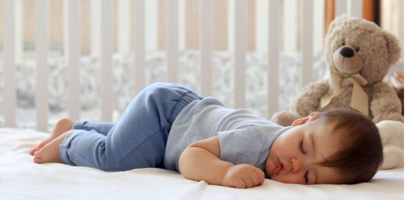 Bukan Orang Dewasa Sahaja, Si Kecil Anda Pun Berisiko Alami Gangguan Tidur Apnea!
