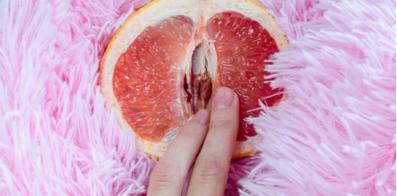 Suka Foreplay Guna Jari? SUAMI, Jangan Lupa Buat 1 Benda Wajib Ini Sebelum Fingering!