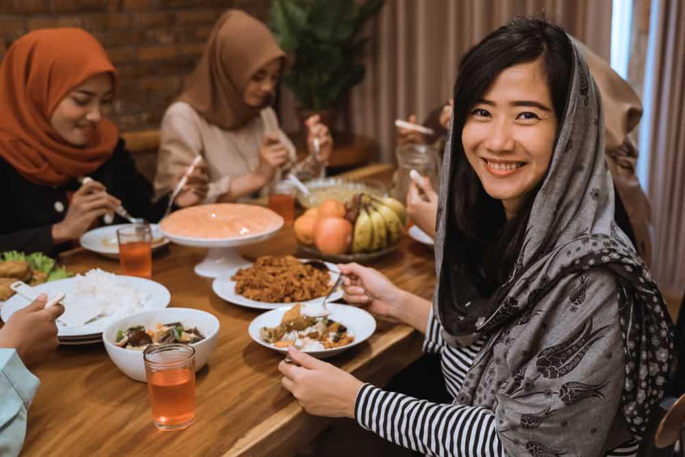 Puasa Ketika PKP Tak Bermaksud Jadi Antisosial, Walaupun Tanpa Bazar, Ini 4 Cara Kekal Berhubung!