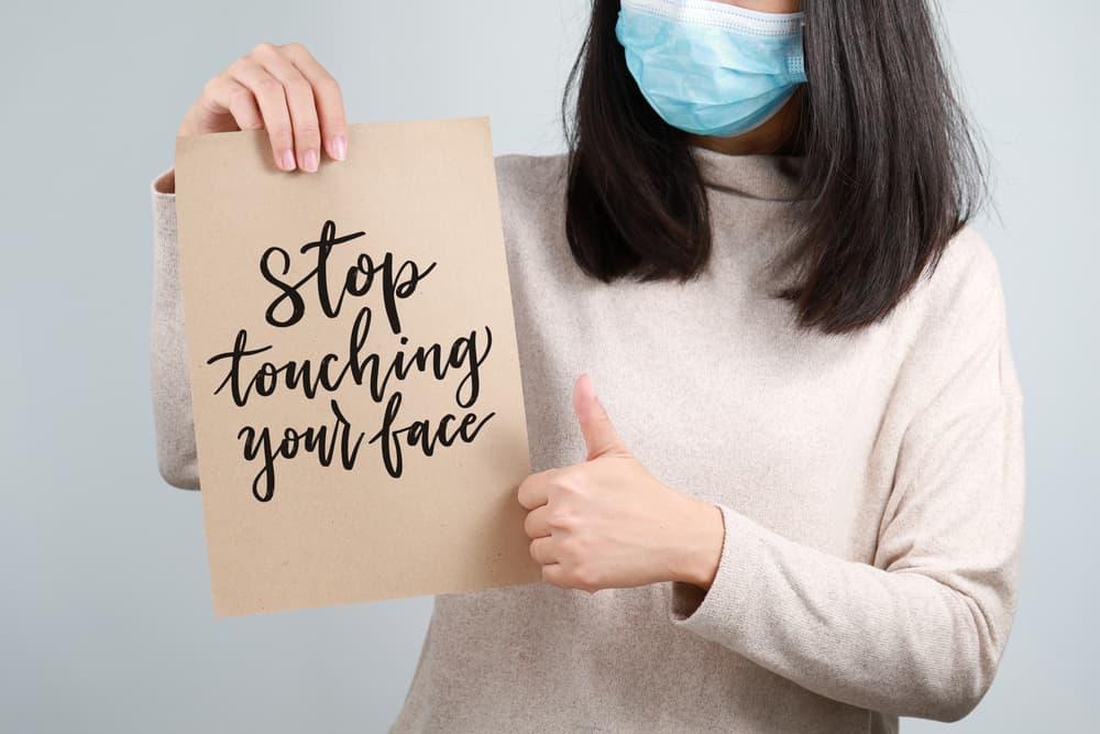 menyentuh-muka-covid
