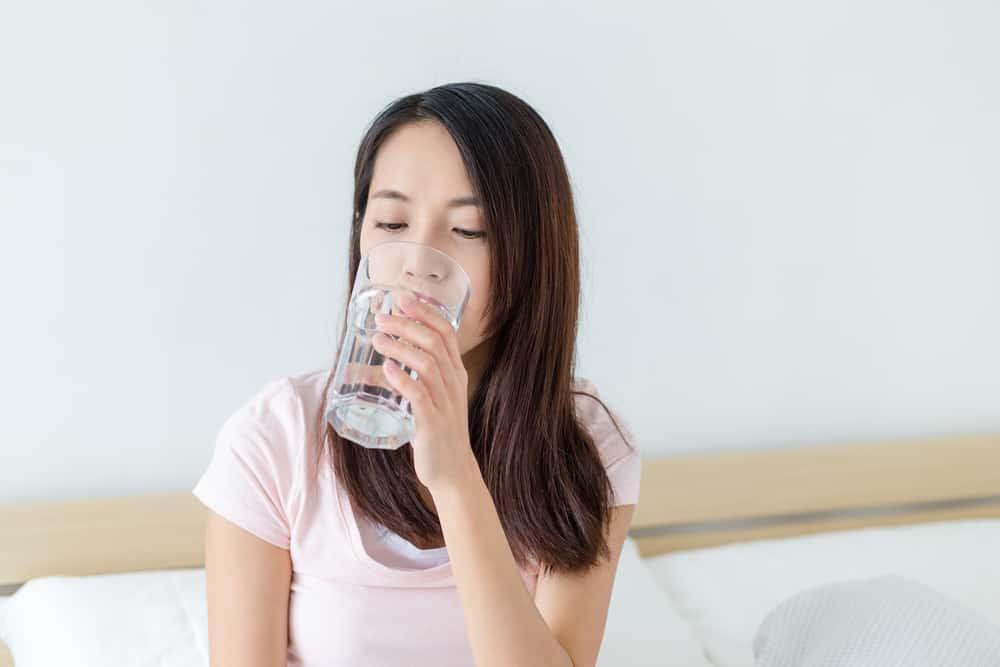 Minum Air Suam Boleh Bunuh Virus COVID-19? Ini Jawapan Pakar!