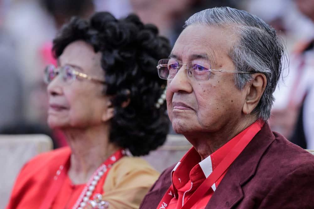 Persiapkan Diri, Tun M Bagi Amaran Rakyat Malaysia Kawal Nafsu Berbelanja Selepas PKP