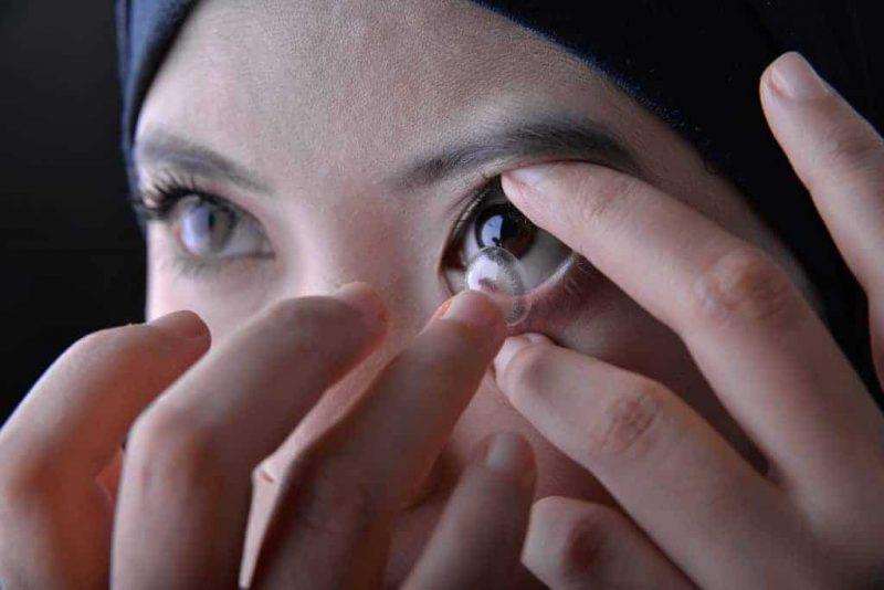 Pakai Contact Lens Ketika COVID-19? Mungkin Anda Patut Baca Ini Dahulu
