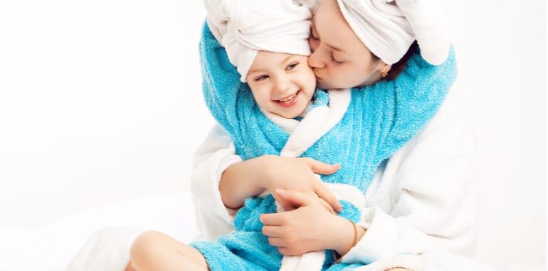 Si Kecil Merengek Nak Mandi Bersama? Mama, Lakukan 7 Perkara Ini