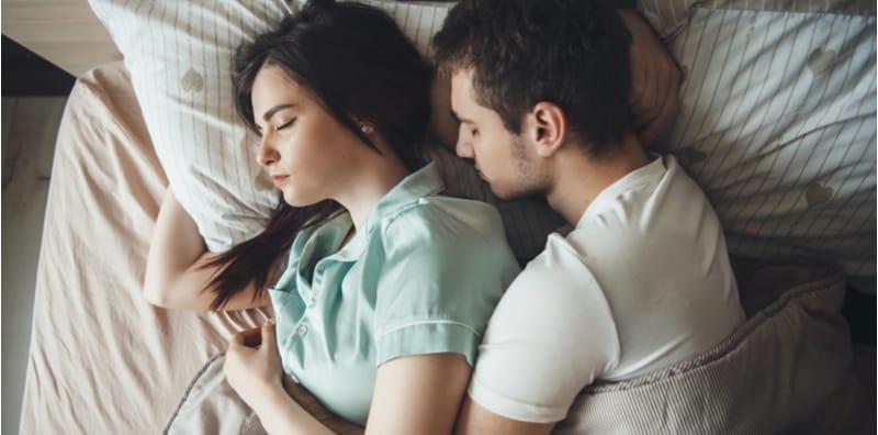 Orang Kata Tidur Berpelukan Baru Syok, Ini Rupanya Maksud 8 Posisi Tidur Suami Isteri!