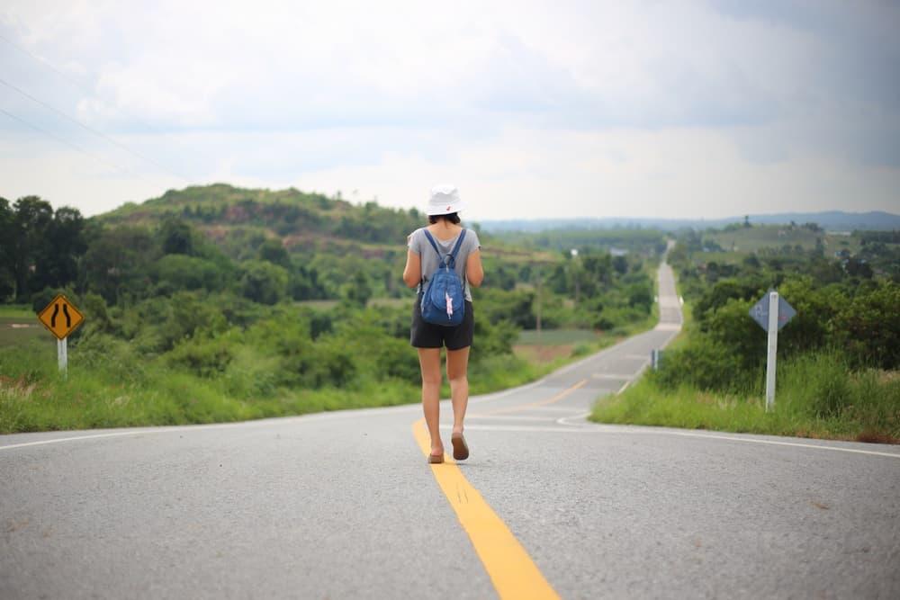 pekerja-malaysia-jalan-kaki