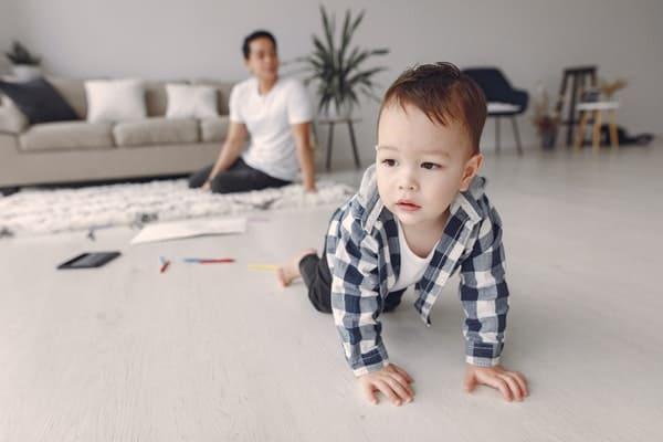 Bayi Merangkak Atau Duduk Dulu? Ini Yang Mak Ayah Kena Tahu