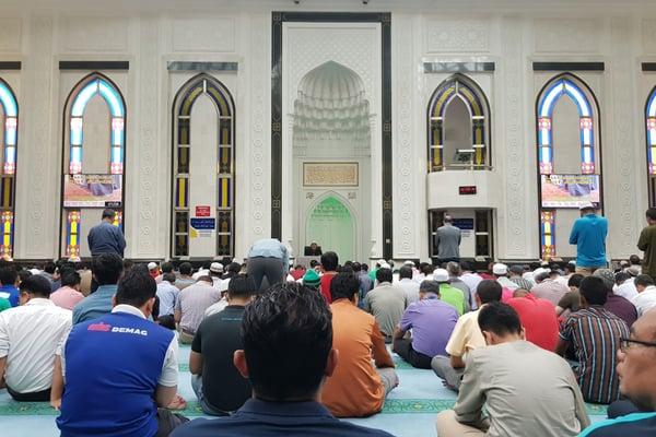 Pakai Baju Raya Cantik Nak Solat Raya & Buat Rumah Terbuka, Boleh Ke Di Musim COVID-19 Ini?