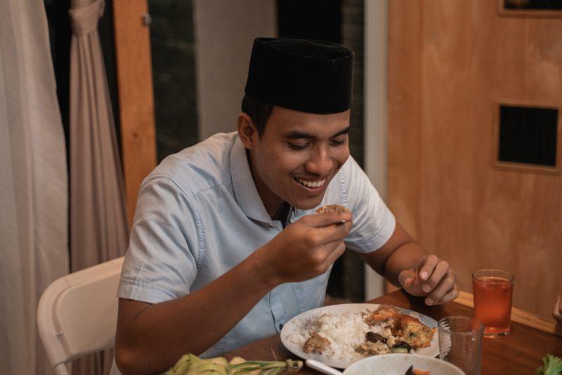 Makan Guna Tangan Baik Untuk Kesihatan? Ada Lagi 4 Tradisi Melayu Bagus Diamalkan